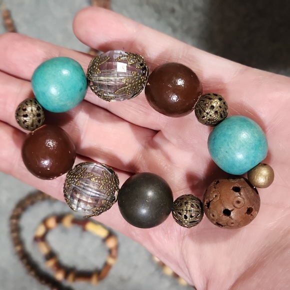 Vintage carved wooden butterfly necklace and wood bead bracelet - Picture 3 of 4